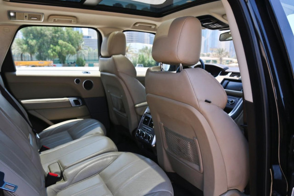 أسود Range Rover Sport, 2016 للإيجار في دبي 4