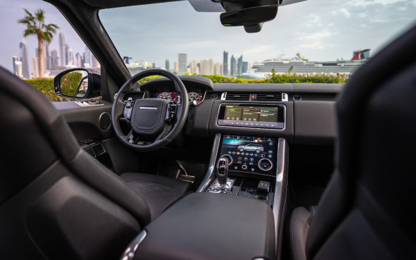 أسود Range Rover SVR, 2021 للإيجار في دبي 4