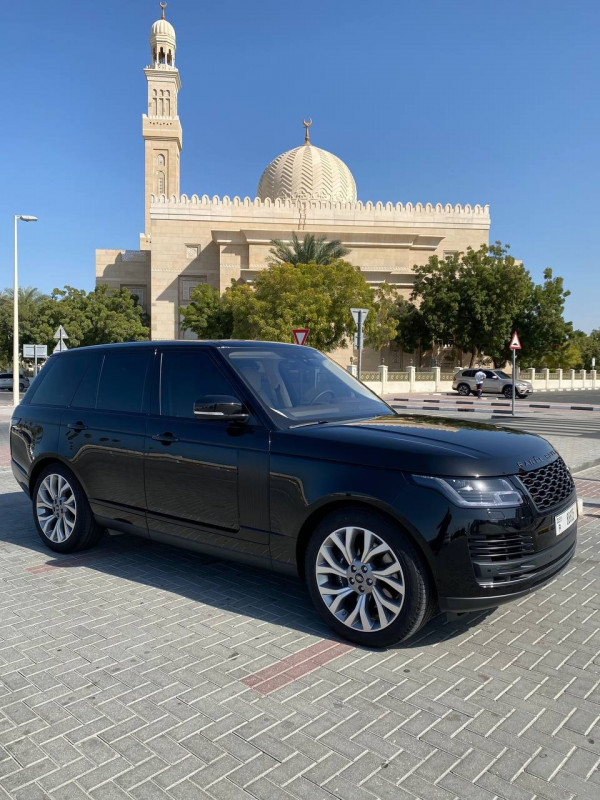 أسود Range Rover Vogue V6, 2021 للإيجار في دبي 0