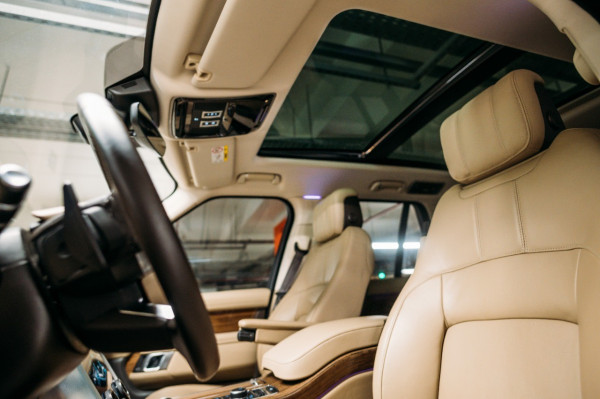 أسود Range Rover Vogue, 2020 للإيجار في دبي 12