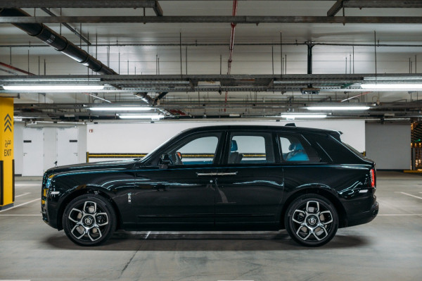 أسود Rolls Royce Cullinan Black Badge, 2020 للإيجار في دبي 0