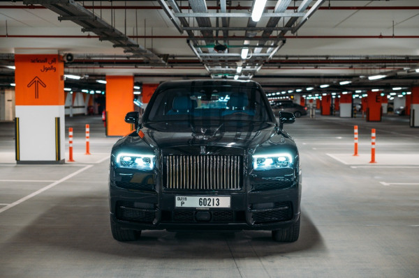 أسود Rolls Royce Cullinan Black Badge, 2020 للإيجار في دبي 1