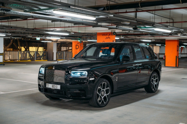 أسود Rolls Royce Cullinan Black Badge, 2020 للإيجار في دبي 5