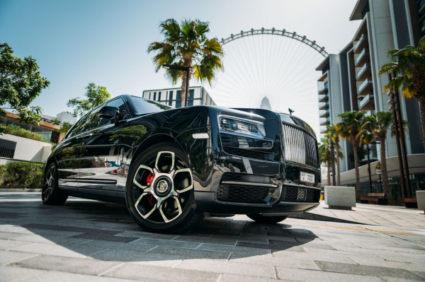 Noir Rolls Royce Cullinan Black Badge, 2021 à louer à Dubaï 1