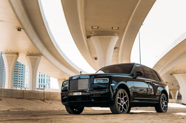 أسود Rolls Royce Cullinan Black Badge, 2021 للإيجار في دبي 2