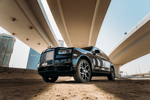 أسود Rolls Royce Cullinan Black Badge, 2021 للإيجار في دبي 3