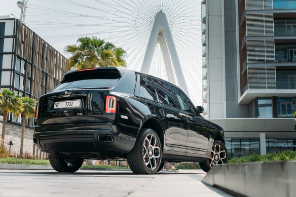 Noir Rolls Royce Cullinan Black Badge, 2021 à louer à Dubaï 6