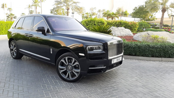 أسود Rolls Royce Cullinan, 2020 للإيجار في دبي 3