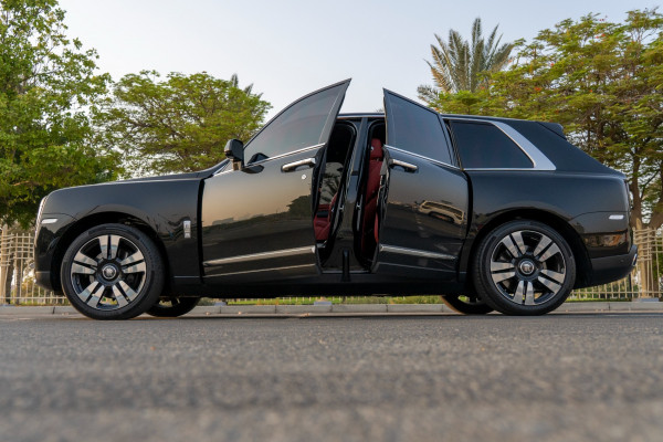 أسود Rolls Royce Cullinan, 2021 للإيجار في دبي 0