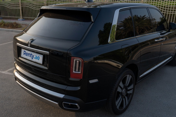 أسود Rolls Royce Cullinan, 2021 للإيجار في دبي 1