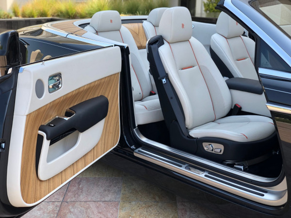 أسود Rolls Royce Dawn, 2018 للإيجار في دبي 1
