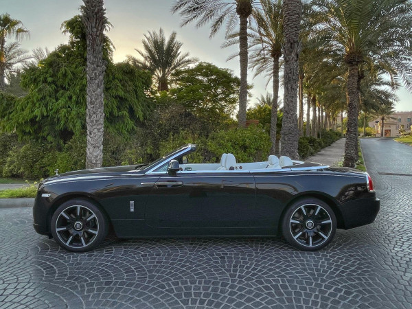أسود Rolls Royce Dawn, 2020 للإيجار في دبي 2