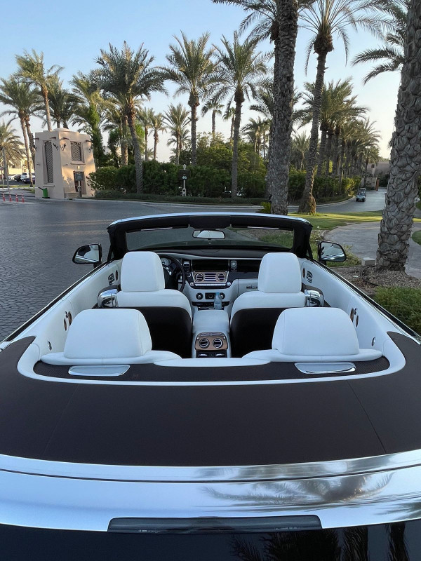 أسود Rolls Royce Dawn, 2020 للإيجار في دبي 4