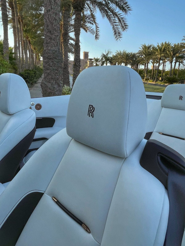 أسود Rolls Royce Dawn, 2020 للإيجار في دبي 5