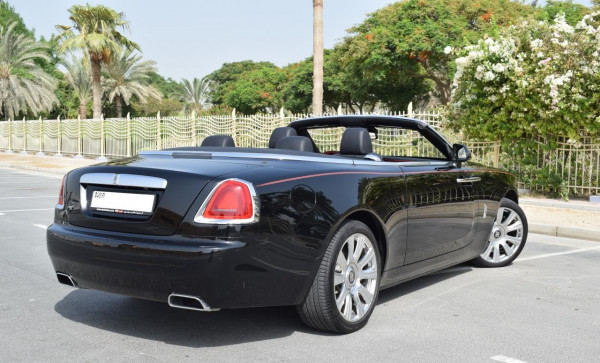 أسود Rolls Royce Dawn, 2020 للإيجار في دبي 1