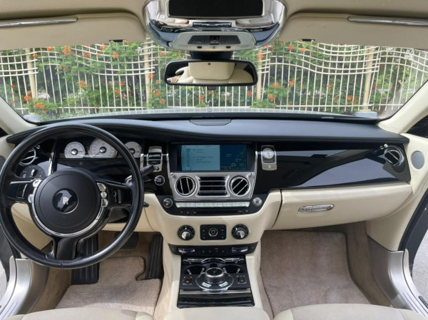 أسود Rolls Royce Wraith, 2020 للإيجار في دبي 5