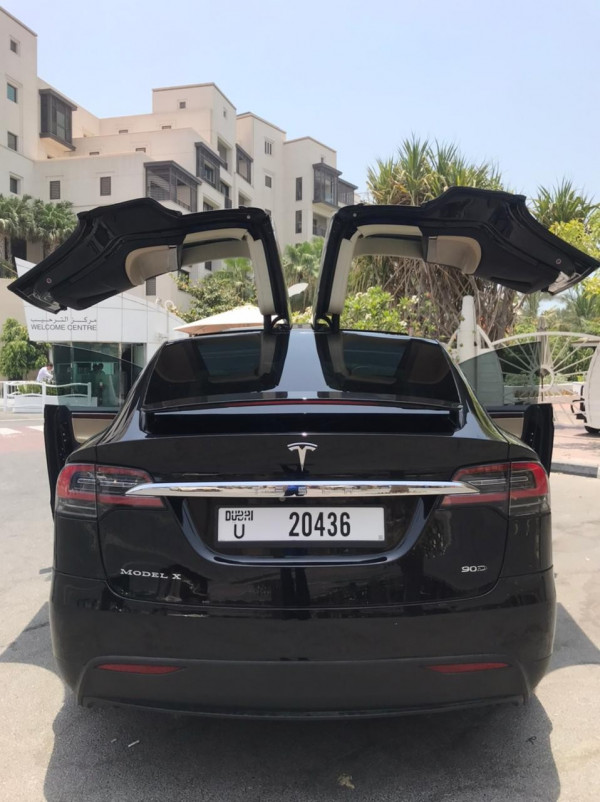 أسود Tesla Model X, 2017 للإيجار في دبي 0