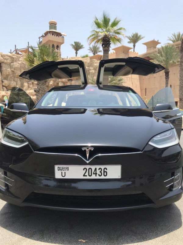 أسود Tesla Model X, 2017 للإيجار في دبي 2