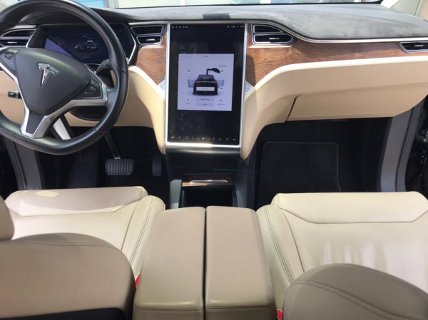 أسود Tesla Model X, 2017 للإيجار في دبي 3