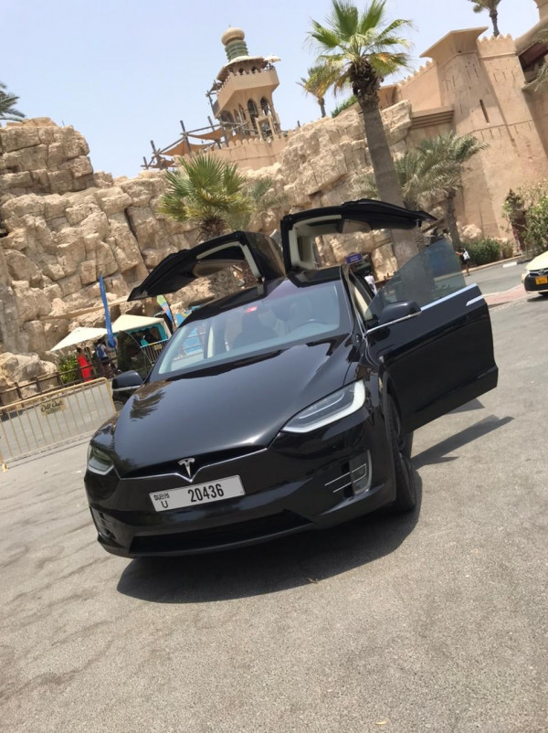 أسود Tesla Model X, 2017 للإيجار في دبي 4