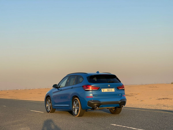 蓝色 BMW X1 M, 2020 迪拜汽车租凭 3