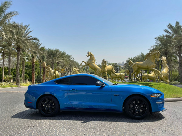 Bleue Ford Mustang GT Premium V8, 2020 à louer à Dubaï 0