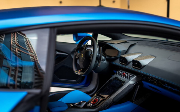 أزرق Lamborghini Evo, 2022 للإيجار في دبي 4