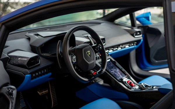 أزرق Lamborghini Evo, 2022 للإيجار في دبي 6