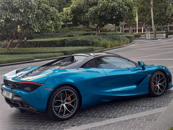 蓝色 McLaren 720 S Spyder, 2020 迪拜汽车租凭 6