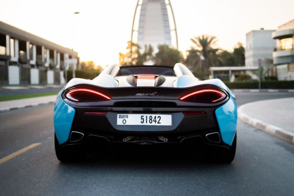 Bleue McLaren 570S, 2018 à louer à Dubaï 3