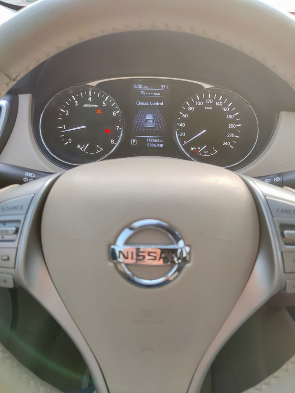 Аренда Ярко-белый Nissan Xtrail, 2016 в Дубае 0