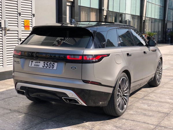 深灰色 Range Rover Velar, 2018 迪拜汽车租凭 1