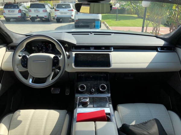 深灰色 Range Rover Velar, 2018 迪拜汽车租凭 3