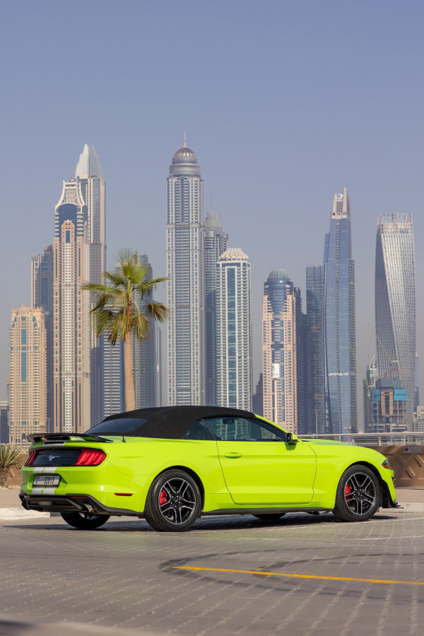 أخضر Ford Mustang Cabrio, 2019 للإيجار في دبي 0