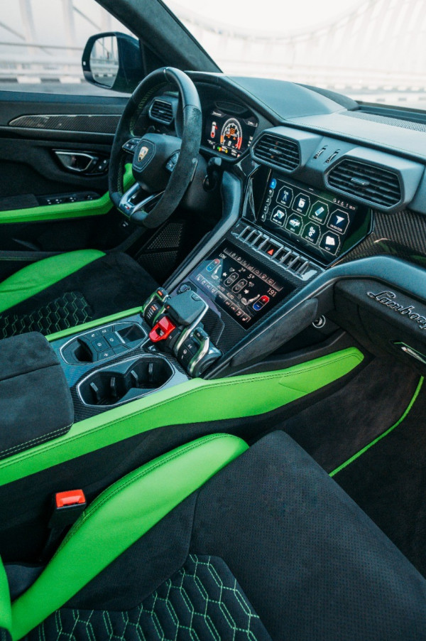 أخضر Lamborghini Urus Capsule, 2021 للإيجار في دبي 4