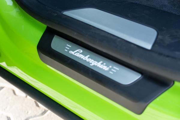 绿色 Lamborghini Urus, 2021 迪拜汽车租凭 0