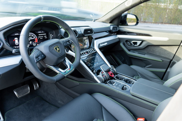 绿色 Lamborghini Urus, 2021 迪拜汽车租凭 4