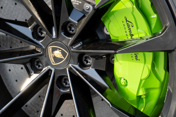 绿色 Lamborghini Urus, 2021 迪拜汽车租凭 7