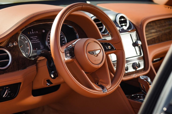 اللون الرمادي Bentley Bentayga, 2019 للإيجار في دبي 6