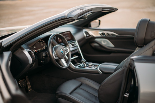 اللون الرمادي BMW M850 cabrio, 2019 للإيجار في دبي 0