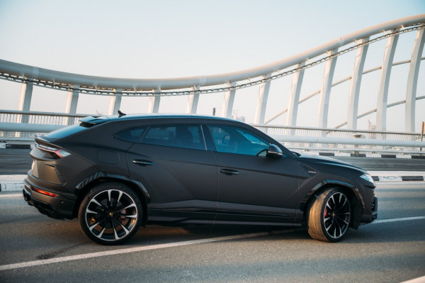 أسود Lamborghini Urus, 2020 للإيجار في دبي 3