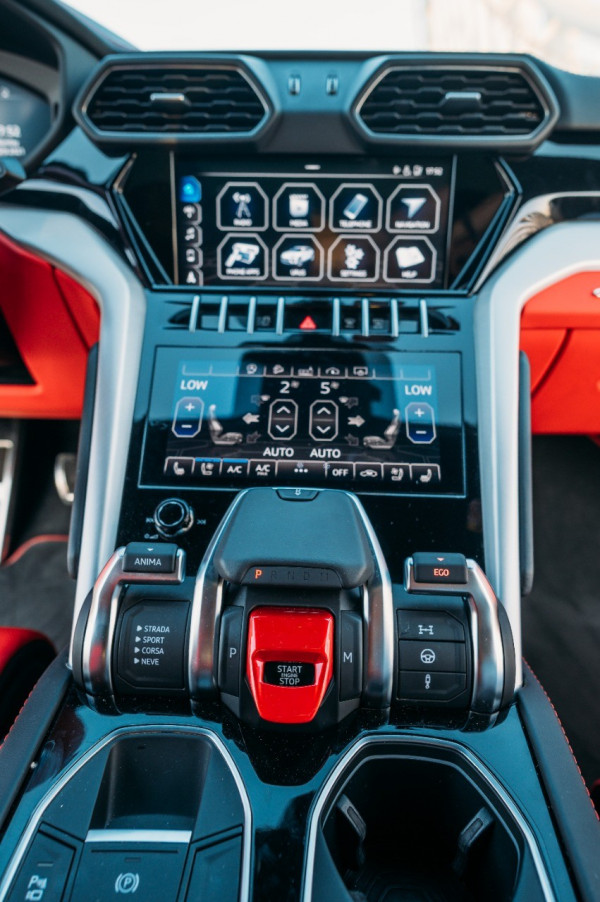 黑色 Lamborghini Urus, 2020 迪拜汽车租凭 4