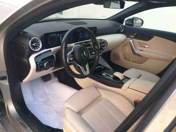 اللون الرمادي Mercedes A 220, 2019 للإيجار في دبي 3