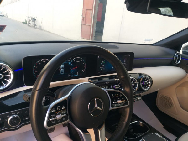 Grau Mercedes A 220, 2019 für Miete in Dubai 5