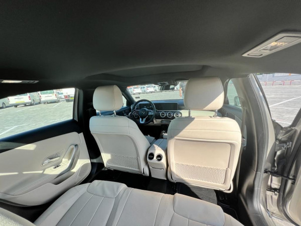 Grau Mercedes A 220, 2019 für Miete in Dubai 10