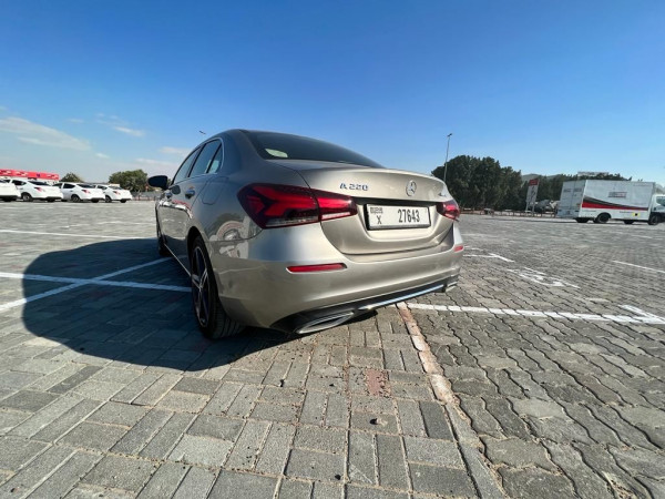 اللون الرمادي Mercedes A 220, 2019 للإيجار في دبي 12