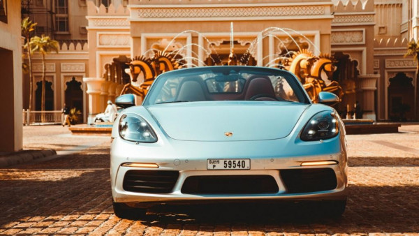 اللون الرمادي Porsche Boxster, 2017 للإيجار في دبي 2
