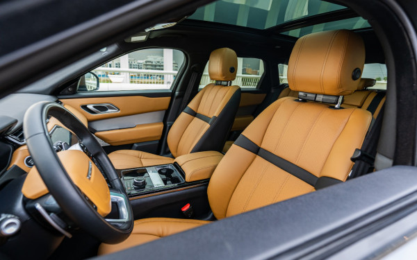 اللون الرمادي Range Rover Velar, 2020 للإيجار في دبي 2