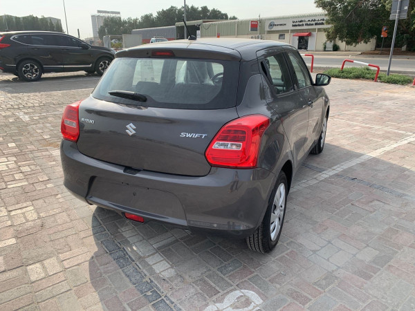 اللون الرمادي Suzuki Swift, 2022 للإيجار في دبي 3