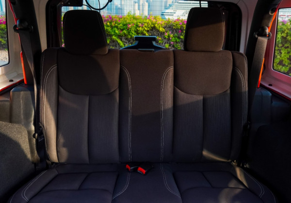 البرتقالي Jeep Wrangler, 2018 للإيجار في دبي 2